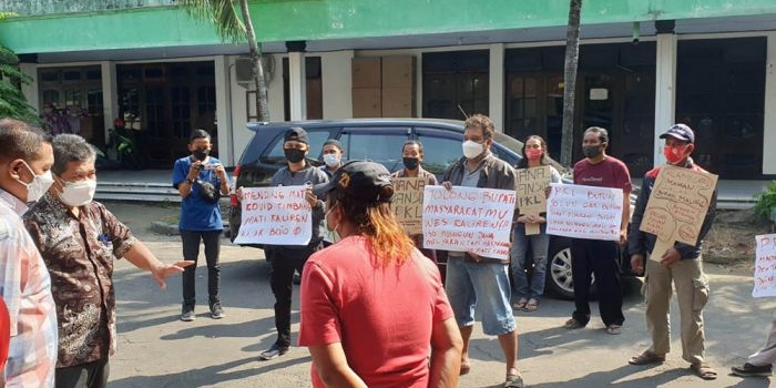 PKL Jombang saat demo di Kantor Dinas Perindustrian, Perdagangan, dan Pasar.