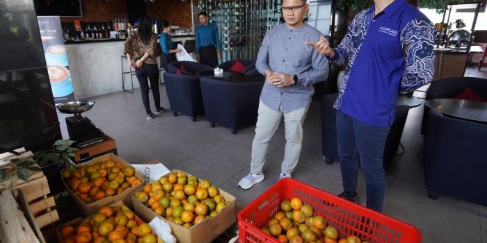 Pj Wali Kota Batu, Aries Agung Paewai saat melihat karya kolaborasi di Hotel Aston Inn Batu