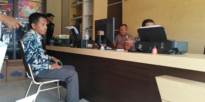 Kades Bira Tengah Martuli saat menghadiri pemeriksaan terkait sengketa tanah percaton.