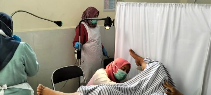 Petugas saat memeriksa peserta di Puskesmas Beji, Kota Batu