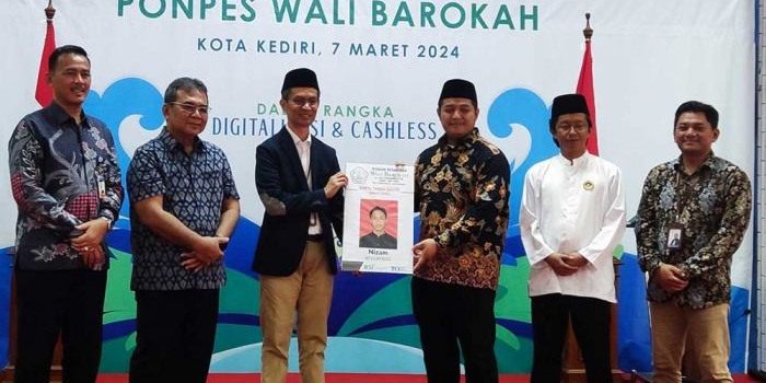 Ketua Yayasan Wali Barokah H. Achmad Fawwas Abdul Aziz (empat dari kiri) saat menerima smart card secara simbolis dari perwakilan BSI. Foto: MUJI HARJITA/ BANGSAONLINE