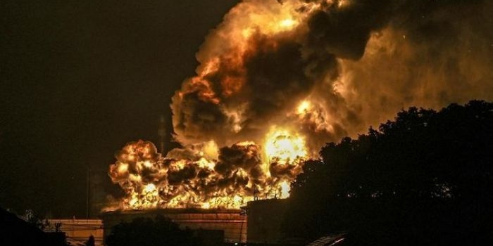 Ilustrasi. Sejumlah tangki minyak di Vasylkiv, Ukraina, terbakar. Foto: ANTARA FOTO/IDHAD ZAKARIA/CNNIndoneisa
