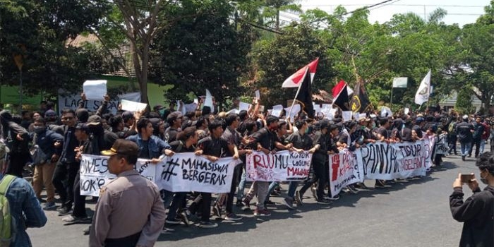 Para mahasiswa saat beraksi di depan kantor DPRD Kota Kediri dan memblokade jalan. foto: ARIF KURNIAWAN/ BANGSAONLINE