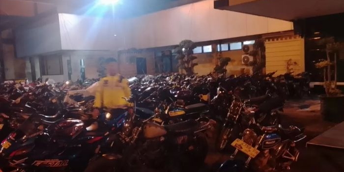 Puluhan motor berknalpot brong hasil razia KRYD yang diamankan di Mapolres Lamongan