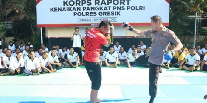 Kapolres Gresik AKBP Kusworo Wibowo saat memeragakan bela diri MMA di halaman Mapolres. foto: ist.