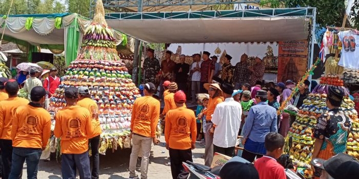 Tumpeng raksasa yang siap diarak oleh warga Dusun Ngablak sebagai bagian dari ritual sedekah bumi. foto: SYUHUD/ BANGSAONLINE