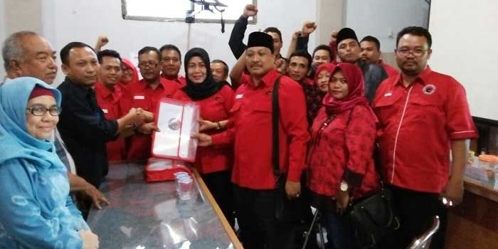 Rombongan DPC PDIP Gresik saat menyerahkan berkas pendaftaran ke KPUD.