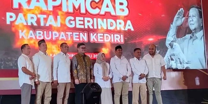 Hanindhito Himawan Pramana (baju batik) bersama Sekretaris DPD Gerindra Jawa Timur, Kharisma, dan jajaran pengurus partai di Kabupaten Kediri. Foto: Ist