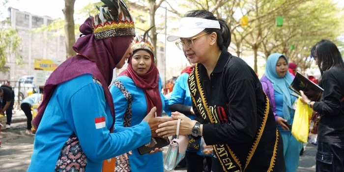 Bunda PAUD Kabupaten Kediri Eriani Annisa Hanindhito saat menyalami salah satu orang tua anak. Foto: Ist. 