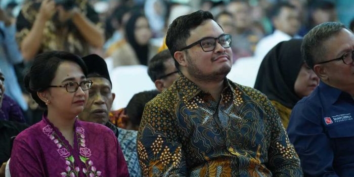 Bupati Kediri bersama dan istri ketika menghadiri acara kelulusan SMA Dharma Wanita 1 Pare boarding school di Convention Hall Simpang Lima Gumul. Foto: Ist
