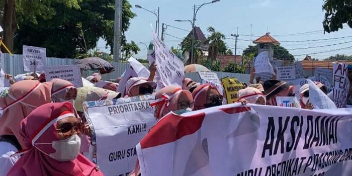 Ratusan guru swasta di Kabupaten Tuban saat demo di depan kantor Pemkab dan DPRD, Rabu (16/10/2024).