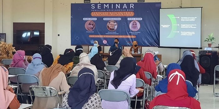 Seminar dan bedah buku di gedung perpustakaan lantai 3 Universitas PGRI Ronggolawe (Unirow) Tuban, Kamis (8/4/2021). (foto: ist)