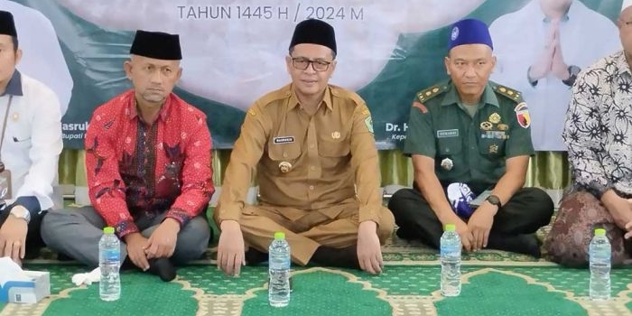 Pj Bupati Masrukin bersama jajaran pejabat Pemkab Pamekasan saat melepas jemaah haji.