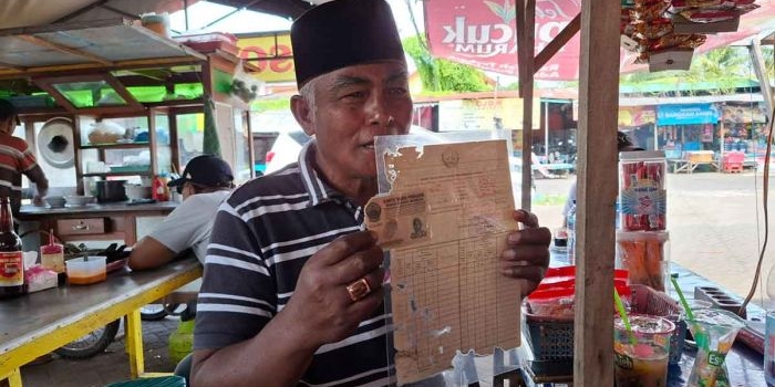 Ahli waris tanah, Abd. Rahman, saat menunjukkan bukti kepemilikan yang dimiliki.