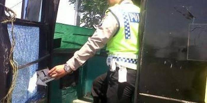 Petugas mengecek kondisi bus pariwisata di kantor Dishub, Jl By Pass Mojokerto, kemarin. [foto: gunadhi]