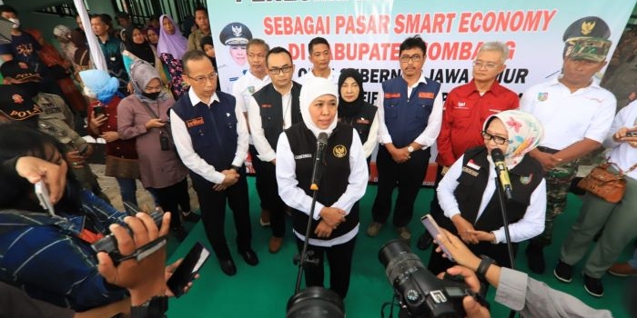 Gubernur Jawa Timur Khofifah Indar Parawansa saat meresmikan Pasar Perak di Kabupaten Jombang, Jawa Timur, Minggu (5/3). Foto: Humas Pemprov Jatim