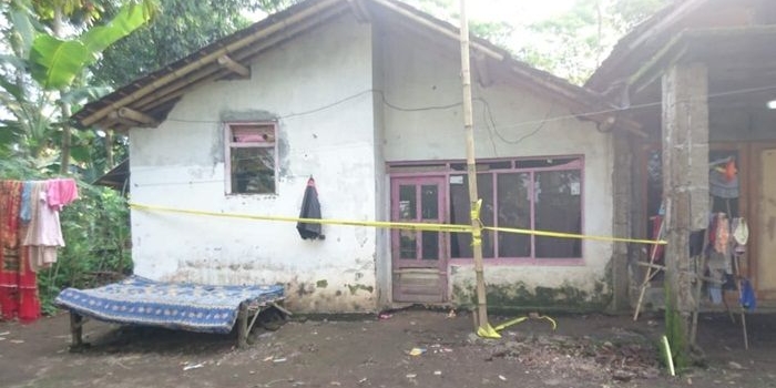 Rumah yang jadi TKP tampak digaris polisi.