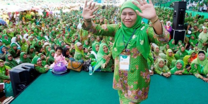 Khofifah Indar Parawansa di depan para ibu-ibu Muslimat NU yang dipimpinnnya. Foto: istimewa