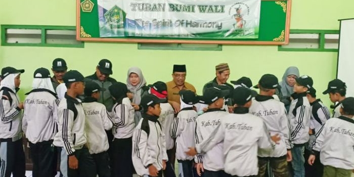 Kepala Kemenag Tuban, Sahid menyalami Kontingen Tuban yang akan berlaga di Porseni MI tingkat Jatim di Lumajang.