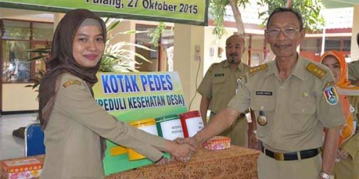 Launching "Kotak Pedes" di Kecamatan Palang yang langsung diterima oleh Camat Palang, Sugeng Winoto. foto: suwandi/BANGSAONLINE