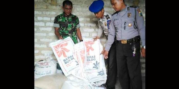 Sak beras yang diamankan petugas.