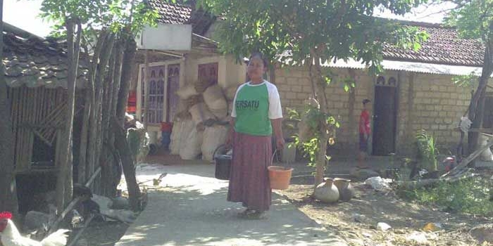 Warga Desa Gaji harus mengambil air menggunakan ember saat musim kemarau. 