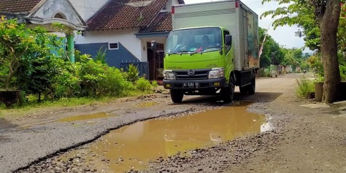 Kondisi Jalan Desa Ngadirenggo Kecamatan Pogalan, Trenggalek. Foto: HERMAN/ BANGSAONLINE
