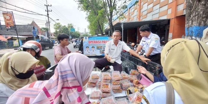 kendalikan-harga-bahan-pokok-disperindag-lamongan-gelar-operasi-pasar