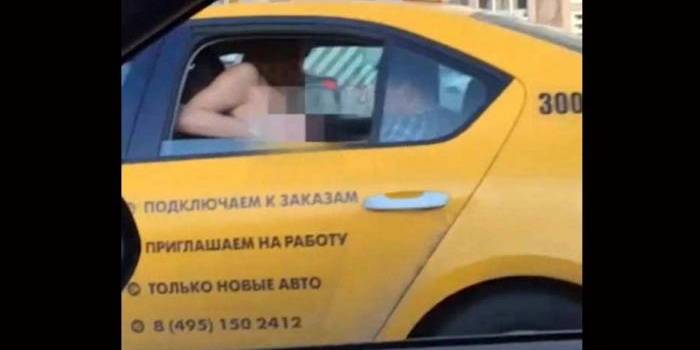 AWAS! PUASA ANDA BISA BATAL!  Adegan hubungan suami istri yang dipraktikkan penumpang taksi, saat kemacetan terjadi, di pusat kota Moskow. foto: repro mirror.co.uk