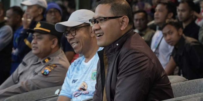 Pj. Wali Kota Batu Aries Agung Paewai (berkacamata) bersama Wali Kota Batu Terpilih Nurochman (topi putih) saat menyaksikan pertandingan Persikoba Batu di stadion Gelora Brantas. Foto: Ist.