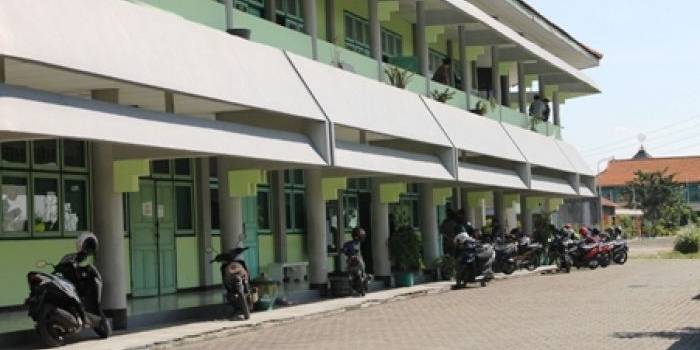 ?Kampus Unsuri Surabaya. foto:nur faishal/BANGSAONLINE