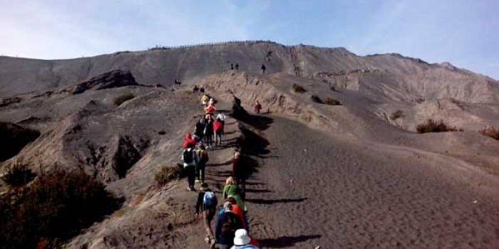 Para wisatawan saat hendak menuju kawah bromo.