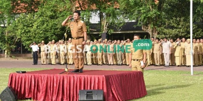 Bupati Jombang, Nyono Suharli Wihandoko saat memimpin apel perdana 2017 di lapangan Pemkab setempat, Selasa (3/1). foto: ROMZA/ BANGSAONLINE