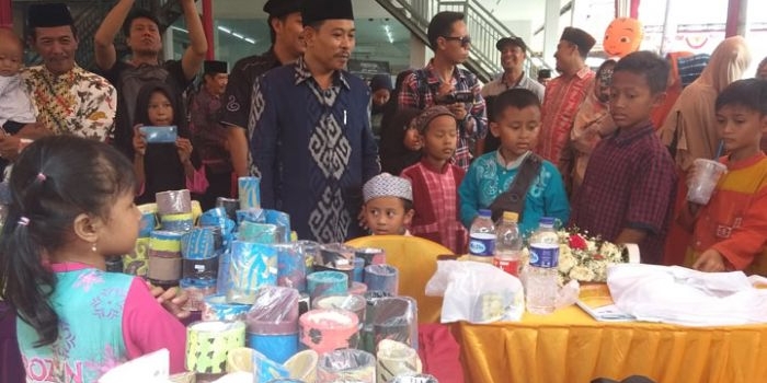 Pengasuh Pesantren Ahlus Safa Wal Wafa Mohammad Nizam As-Shofa (batik biru berkopyah) saat meninjau Bazar aneka produk santri.