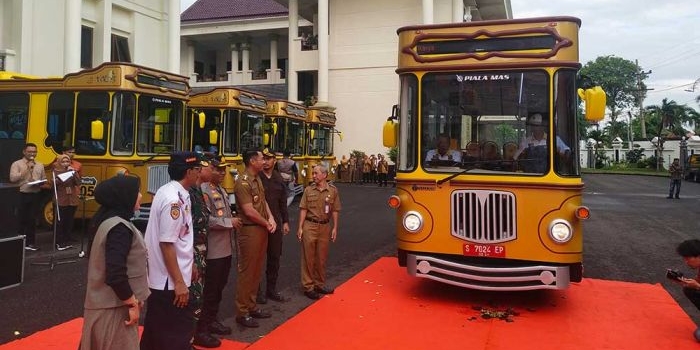 Bupati Lindra bersama jajaran Forkompimda Tuban saat meresmikan armada bus sekolah gratis.