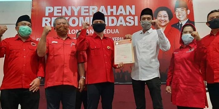 Arifin dan Syah Natanegara sesaat setelah terima surat rekom. (foto: HERMAN/ BANGSAONLINE)