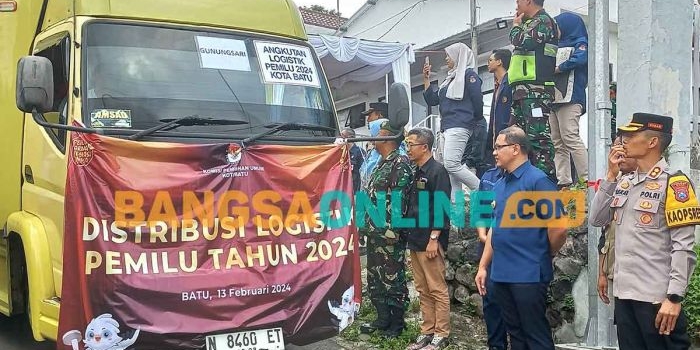 Distribusi logistik Pemilu 2024 di Kota Batu. Foto: ADI WIYONO/BANGSAONLINE