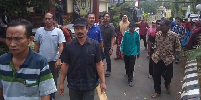 Puluhan warga saat meluruk Mapolres Tuban untuk melaporkan Camat Jenu, Kades Mentoso, dan Kades Remen.