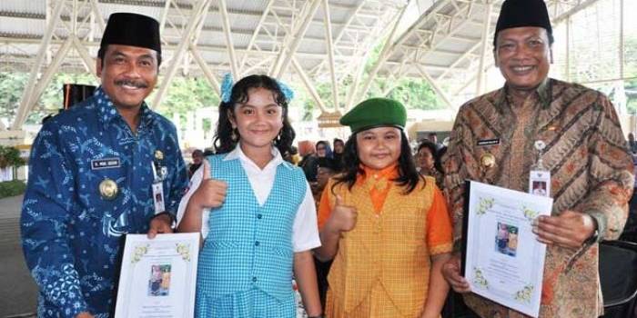 KOMPAK: Bupati-Wabup SQ memberikan penghargaan siswa berprestasi saat resepsi HUT Pemkab Gresik. foto: syuhud/ BANGSAONLINE
