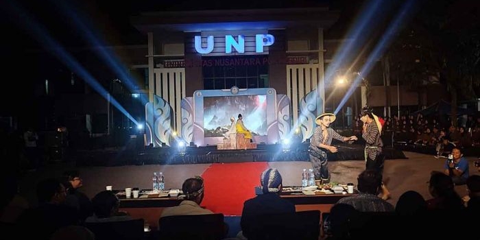 rayakan-festival-kali-brantas-dan-hut-kota-kediri-unp-pentaskan-bubukshah-gagang-aking