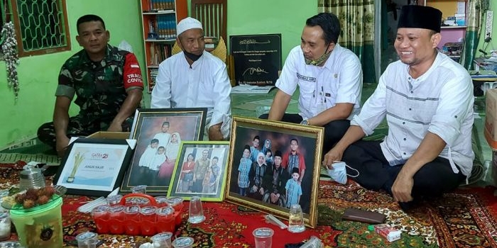 DARI KANAN: Kades Klotok Suheri, Camat Balongpanggang M. Amri, KH Abdul Rozaq, dan Danramil Balongpanggang Gresik Jawa Timur. Foto: SYUHUD/BANGSAONLINE.