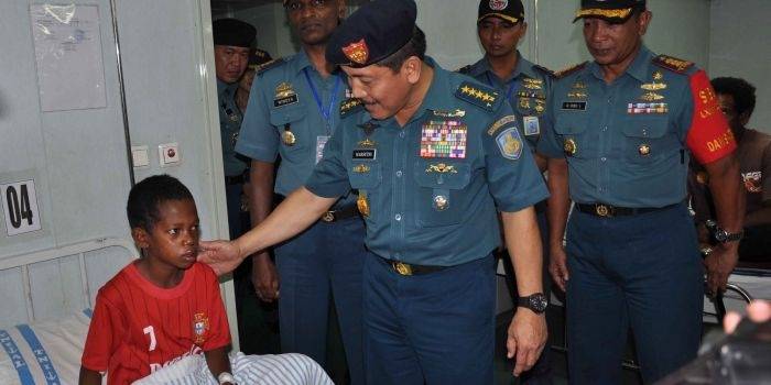 PERHATIAN – KSAL LaksamanaTNI Dr Marsetio didampingi Wadan Satgas SBJ 2014 Kolonel Laut (K) dr. Wiweka menyalami Yoseph Waromi (9), anak yatim, salah satu pasien rawat inap di rumah sakit apung KRI dr Suharso 990, Sail Raja Ampat 2014, di Pantai Waisai Torang Cinta (WTC), Raja Ampat, Papua Barat, Jum’at (22/8/2014) sore. foto : Satgaspen Sail Raja Ampat 2014/Puspen TNI