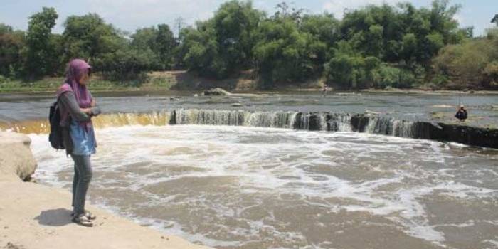 INDAH. Tampak dasar Sungai Bengawan Solo di Desa Payaman, Kecamatan Ngraho, Bojonegoro saat musim kemarau. Foto: Eky Nurhadi/BANGSAONLINE