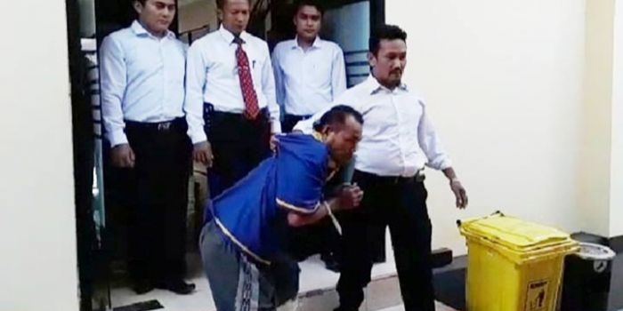 Pelaku saat digelandang petugas.