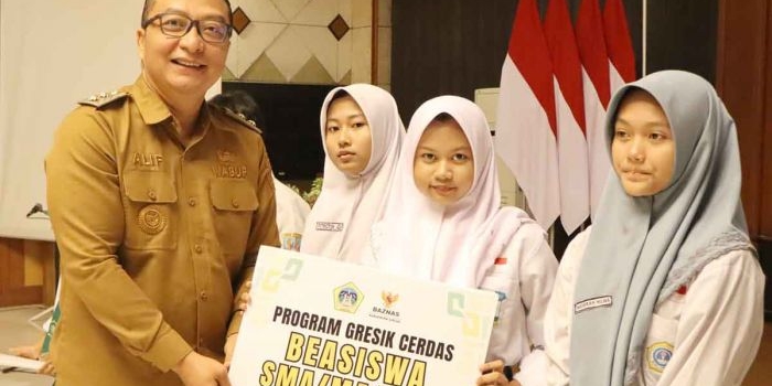 baznas-salurkan-beasiswa-dan-bantuan-rp186-miliar-di-gresik