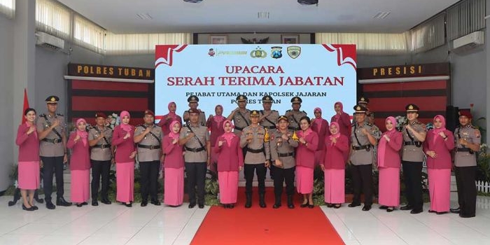 Foto bersama usai acara sertijab pejabat utama dan kapolsek di Polres Tuban. Foto: Ist.