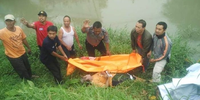 Jasad korban saat akan dievakuasi petugas bersama warga. foto: CATUR ANDY E/ BANGSAONLINE