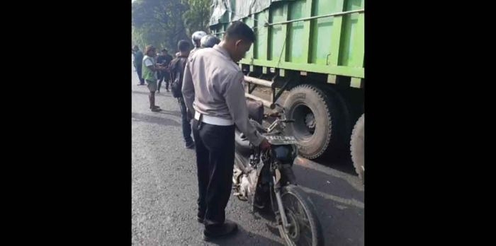kecelakaan-maut-di-gempol-pemotor-tewas-tabrak-truk-parkir