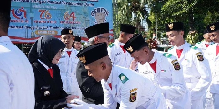 Wali Kota Kediri ketika menyalami pelajar yang bertugas mengibarkan bendera merah putih dalam peringatan Hari Lahir Pancasila tahun ini. Foto: Ist