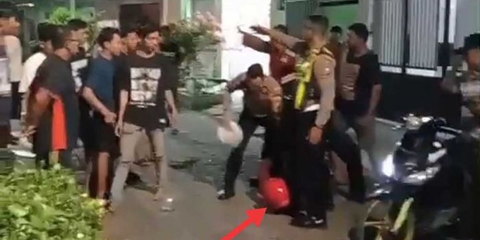 Petugas saat mengamankan terduga pelaku KDRT di Surabaya.